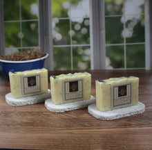 Load image into Gallery viewer, Lemongrass & poppyseed soap