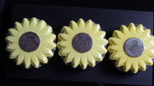 Load image into Gallery viewer, Sunflower Bath bomb - 3.5 oz - Sunflower Scent