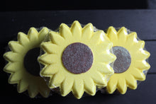 Load image into Gallery viewer, Sunflower Bath bomb - 3.5 oz - Sunflower Scent