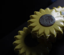 Load image into Gallery viewer, Sunflower Bath bomb - 3.5 oz - Sunflower Scent