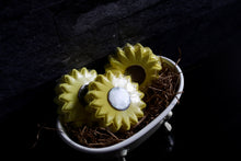Load image into Gallery viewer, Sunflower Bath bomb - 3.5 oz - Sunflower Scent