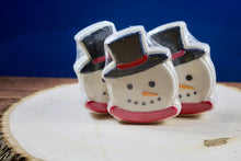 Load image into Gallery viewer, Bath bomb - 5.25 oz - Magic Snowman