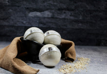 Load image into Gallery viewer, Bath bomb - 5.5 oz - Oatmeal & Honey