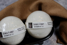 Load image into Gallery viewer, Bath bomb - 5.5 oz - Oatmeal & Honey