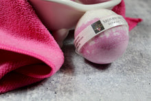 Load image into Gallery viewer, Bath bomb - 5.5 oz - Black Raspberry Vanilla