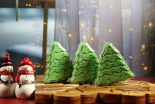 Load image into Gallery viewer, Bath bomb - 3.5 oz - Christmas tree