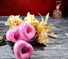 Load image into Gallery viewer, Bath bomb - 5.25 oz - Heart Donut
