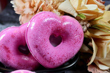 Load image into Gallery viewer, Bath bomb - 5.25 oz - Heart Donut