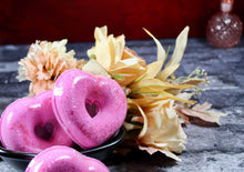 Load image into Gallery viewer, Bath bomb - 5.25 oz - Heart Donut