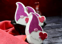 Load image into Gallery viewer, Bath bomb - 5.4 oz - Heart Gnome