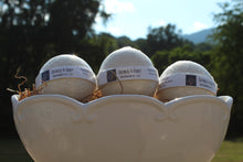 Load image into Gallery viewer, Bath bomb - 5.5 oz - Oatmeal & Honey