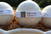 Load image into Gallery viewer, Bath bomb - 5.5 oz - Oatmeal & Honey