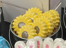 Load image into Gallery viewer, Sunflower Bath bomb - 3.5 oz - Sunflower Scent
