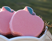 Load image into Gallery viewer, Bath bomb - 5 oz - Country Apple