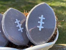 Load image into Gallery viewer, Bath bomb - 4.5 oz - Football