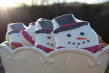 Load image into Gallery viewer, Bath bomb - 5.25 oz - Magic Snowman