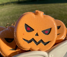Load image into Gallery viewer, Bath bomb - 5 oz - Jack-O-Lantern