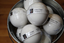 Load image into Gallery viewer, Bath bomb - 5.5 oz - Oatmeal & Honey