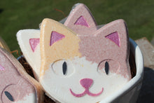 Load image into Gallery viewer, Bath bomb - 6.5 oz - Cat