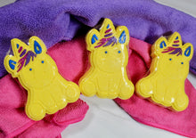 Load image into Gallery viewer, Bath bomb - 4.5 oz - Baby Unicorn - Fruity rings
