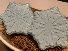 Load image into Gallery viewer, Bath bomb - 5 oz - Snowflake
