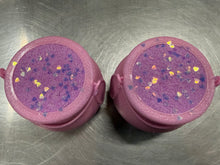 Load image into Gallery viewer, Red agate heart inside Bath bomb - 4.7 oz - LOVE SPELL cauldron

