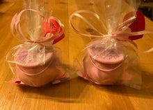 Load image into Gallery viewer, Red agate heart inside Bath bomb - 4.7 oz - LOVE SPELL cauldron
