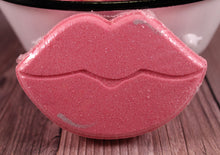 Load image into Gallery viewer, Bath bomb - 4 oz - Lips
