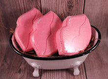 Load image into Gallery viewer, Bath bomb - 4 oz - Lips
